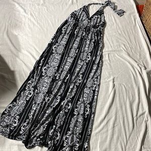 Modern Love black & white maxi halter top dress size M. 41” length from waist